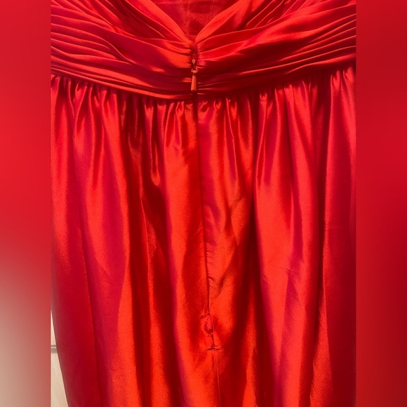 Mac Duggal Formal Gown 
Womens size 6 
NWOT 
Rosette Halter Chiffon Evening Gown - Picture 5 of 13